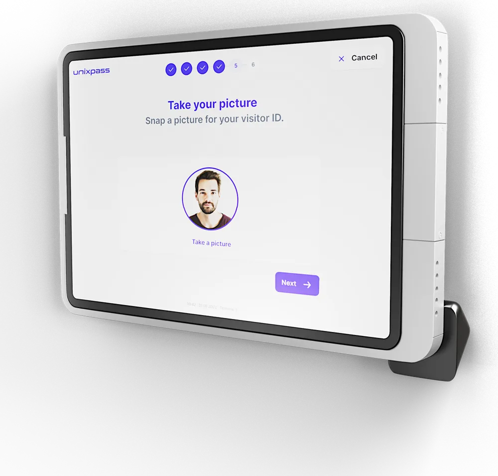 iPad-Terminal an der Wand, auf dem Bildschirm macht die unixpass App gerade das Besucherfoto eines Mannes